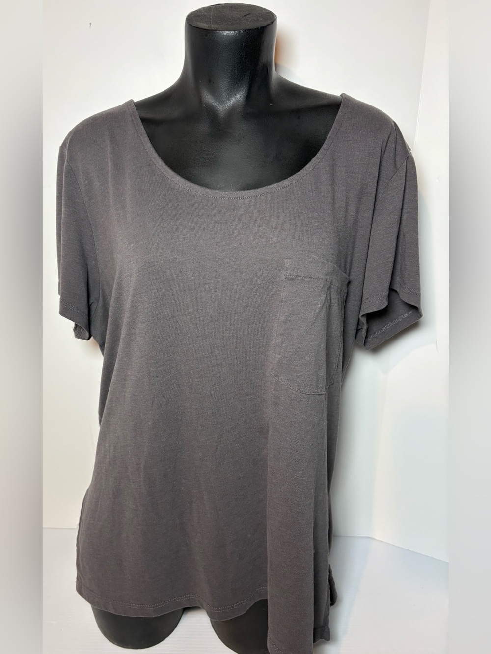 Wilfred Scoop Neck Pocket Tee - Charcoal